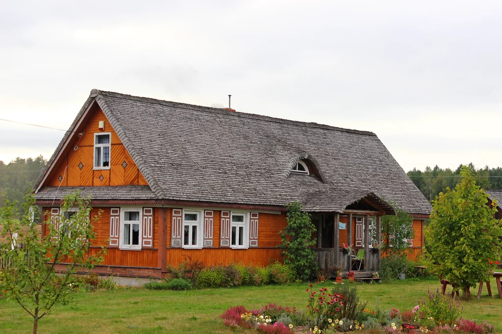 Tradycyjny drewniany dom na Podlasiu