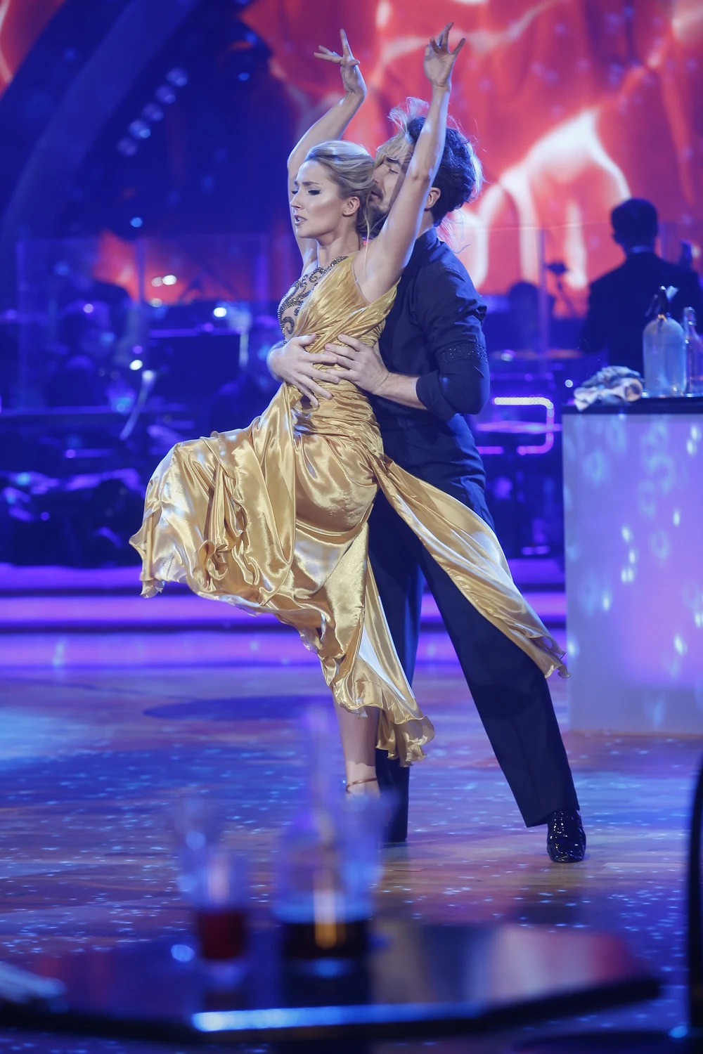 Cleo i Jan Kliment kontynuowali taneczną telenowelę wykonując rumbę. - Nie wierzę, że to się dzieje naprawdę. Jeśli miałabym powiedzieć dzisiaj, jak nazywa się rumba, nazywa się Cleo - krótko podsumowała występ pary Iwona Pavlović. - Masz osobowość, ale kontrolujesz [też] dynamikę tańca. Brawo! - nie krył podziwu Michał Malitowski. Beata Tyszkiewicz pochwaliła zaś... urodę wokalistki. Para otrzymała 40 punktów. - Mamy kolejnych faworytów - rzucił Michał Malitowski podnosząc tabliczkę z maksymalną oceną.

 