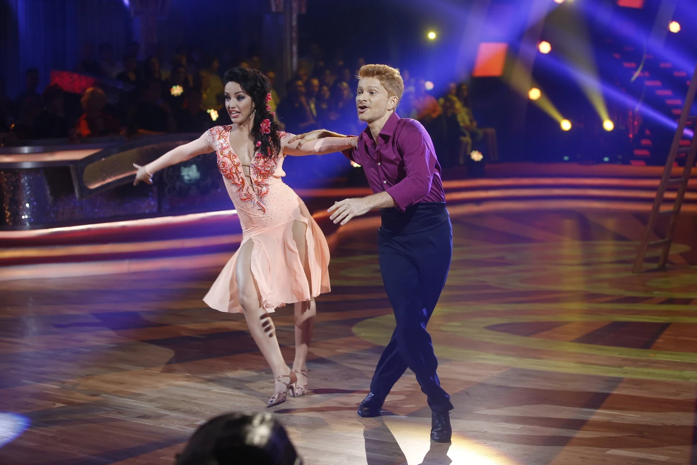 Cza-czę zatańczyła kolejna para: Artur Pontek i Natalia Głębokcka. "Fajny flow" zaprezentował według Michała Malitowskiego aktor, ale juror uznał, że technicznie był to najgorszy występ Pontka. Andrzejowi Grabowskiego podobała się za to jego "uzasadniona pewność siebie". Iwona Pavlović przetestowała aktora, proponując mu szybki dueciik sprawdzający znajomość kroku podstawowego cza-czy. - Straciłem głowę i nogi, a serce oddałem partnerce - Pontek złożył samokrytykę, ale para otrzymała przyzwoite 29 punktów.

 