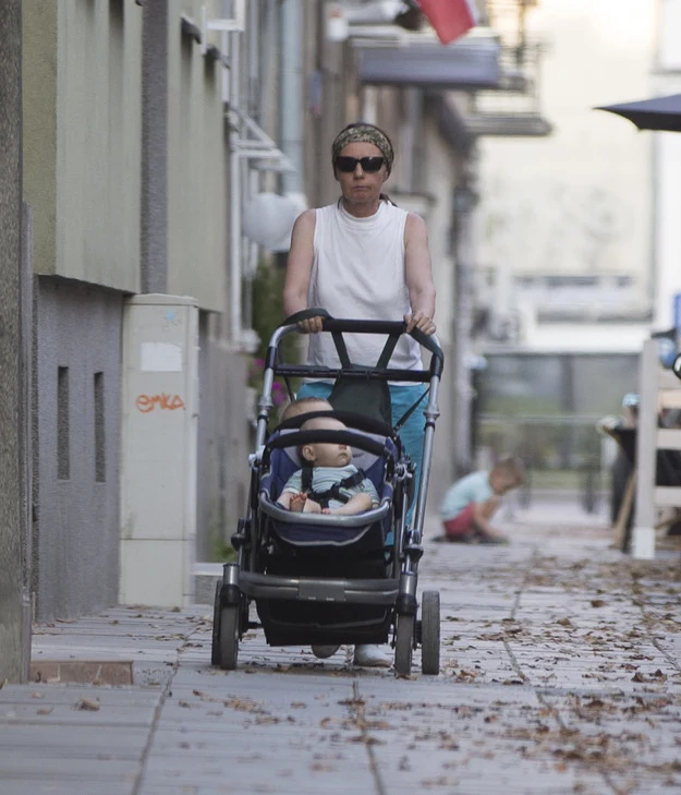 Barbara Sienkiewicz na spacerze z dziećmi