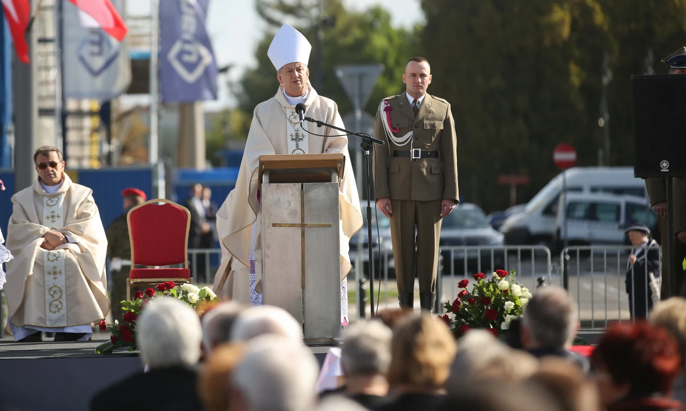 Uroczysty pogrzeb bohaterów walki o wolną Polskę, ofiar terroru komunistycznego, których szczątki odnaleziono w latach 2012-2014 na powązkowskiej Łączce. Uroczysty pogrzeb bohaterów walki o wolną Polskę, ofiar terroru komunistycznego, których szczątki odnaleziono w latach 2012-2014 na powązkowskiej Łączce.