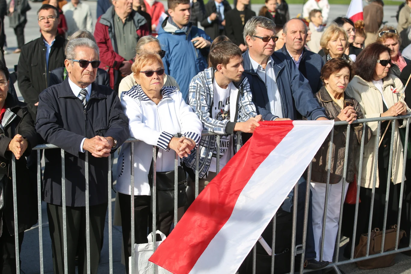 Uroczysty pogrzeb bohaterów walki o wolną Polskę, ofiar terroru komunistycznego, których szczątki odnaleziono w latach 2012-2014 na powązkowskiej Łączce. Uroczysty pogrzeb bohaterów walki o wolną Polskę, ofiar terroru komunistycznego, których szczątki odnaleziono w latach 2012-2014 na powązkowskiej Łączce.