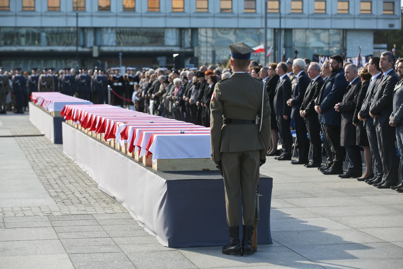 Uroczysty pogrzeb bohaterów walki o wolną Polskę, ofiar terroru komunistycznego, których szczątki odnaleziono w latach 2012-2014 na powązkowskiej Łączce. Uroczysty pogrzeb bohaterów walki o wolną Polskę, ofiar terroru komunistycznego, których szczątki odnaleziono w latach 2012-2014 na powązkowskiej Łączce.