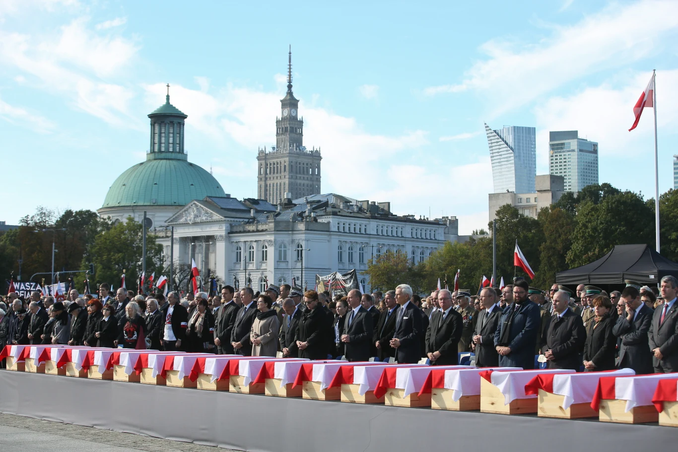 Uroczysty pogrzeb bohaterów walki o wolną Polskę, ofiar terroru komunistycznego, których szczątki odnaleziono w latach 2012-2014 na powązkowskiej Łączce. Uroczysty pogrzeb bohaterów walki o wolną Polskę, ofiar terroru komunistycznego, których szczątki odnaleziono w latach 2012-2014 na powązkowskiej Łączce.