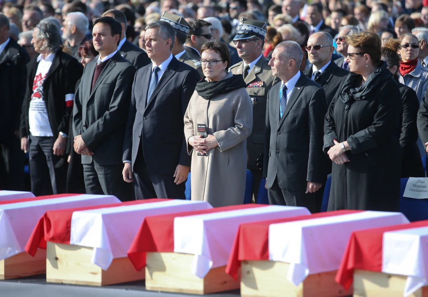 Uroczysty pogrzeb bohaterów walki o wolną Polskę, ofiar terroru komunistycznego, których szczątki odnaleziono w latach 2012-2014 na powązkowskiej Łączce. Uroczysty pogrzeb bohaterów walki o wolną Polskę, ofiar terroru komunistycznego, których szczątki odnaleziono w latach 2012-2014 na powązkowskiej Łączce.