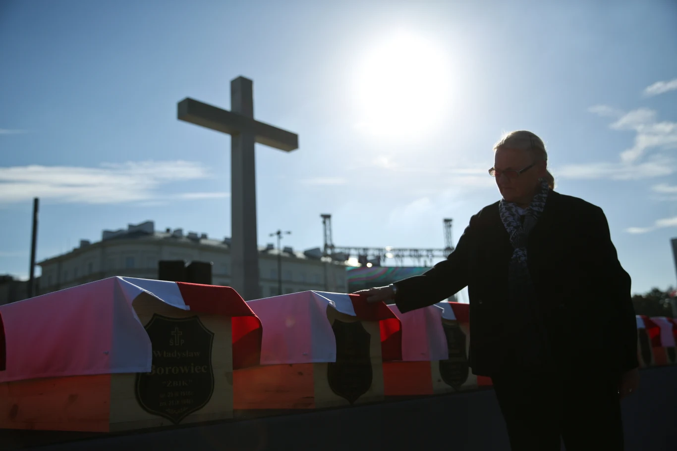 Uroczysty pogrzeb bohaterów walki o wolną Polskę, ofiar terroru komunistycznego, których szczątki odnaleziono w latach 2012-2014 na powązkowskiej Łączce. Uroczysty pogrzeb bohaterów walki o wolną Polskę, ofiar terroru komunistycznego, których szczątki odnaleziono w latach 2012-2014 na powązkowskiej Łączce.