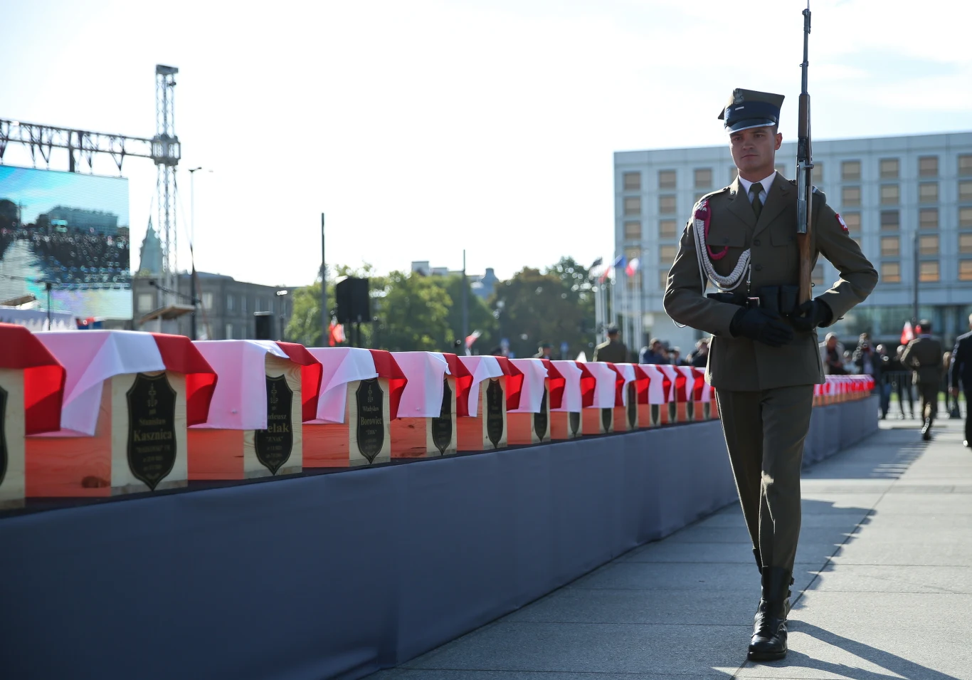 Uroczysty pogrzeb bohaterów walki o wolną Polskę, ofiar terroru komunistycznego, których szczątki odnaleziono w latach 2012-2014 na powązkowskiej Łączce. Uroczysty pogrzeb bohaterów walki o wolną Polskę, ofiar terroru komunistycznego, których szczątki odnaleziono w latach 2012-2014 na powązkowskiej Łączce.