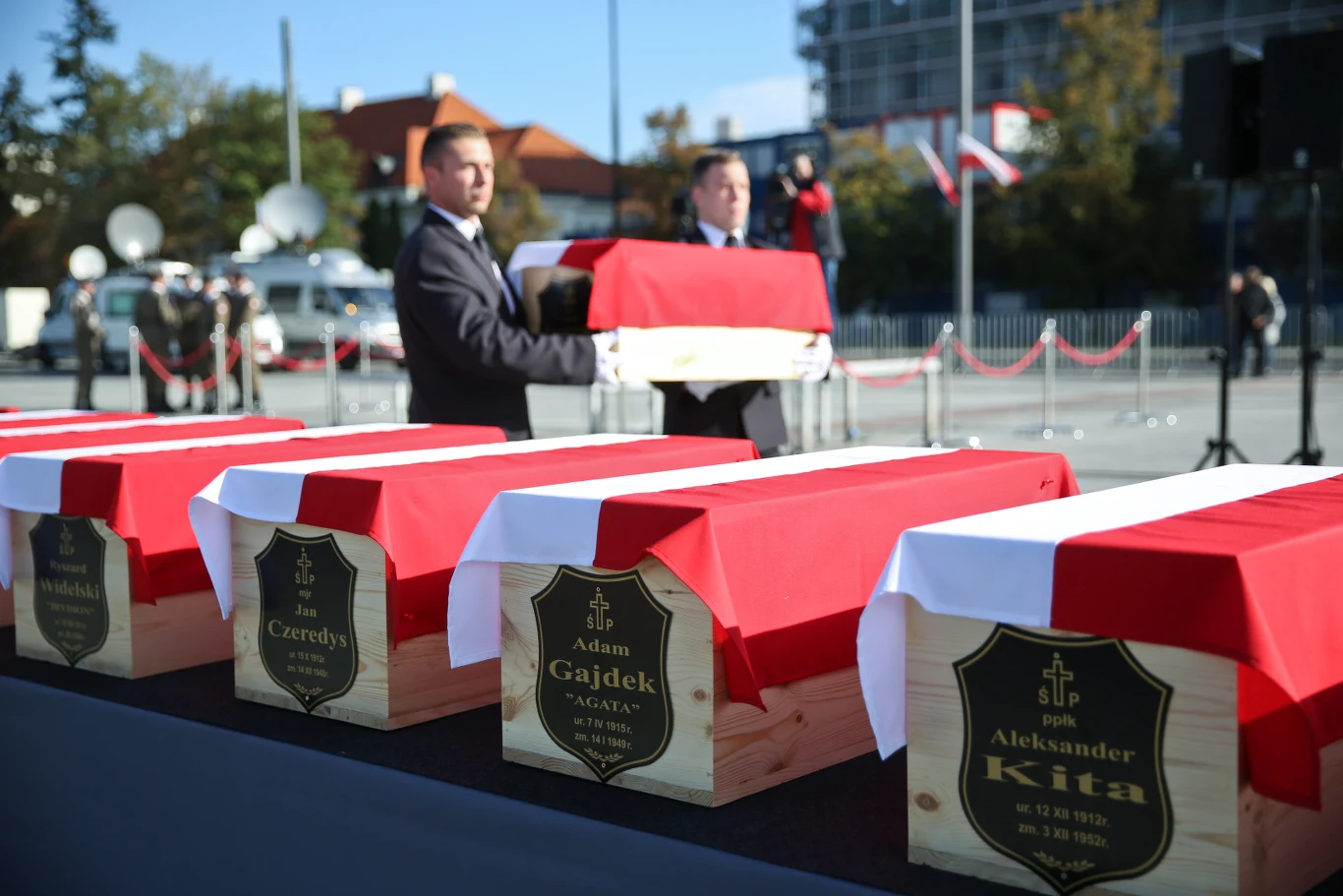 Uroczysty pogrzeb bohaterów walki o wolną Polskę, ofiar terroru komunistycznego, których szczątki odnaleziono w latach 2012-2014 na powązkowskiej Łączce. Uroczysty pogrzeb bohaterów walki o wolną Polskę, ofiar terroru komunistycznego, których szczątki odnaleziono w latach 2012-2014 na powązkowskiej Łączce.