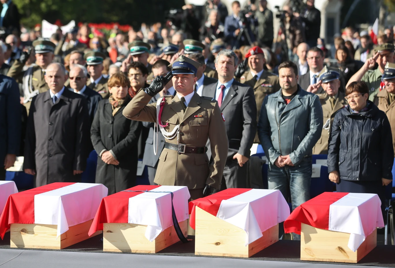 Uroczysty pogrzeb bohaterów walki o wolną Polskę, ofiar terroru komunistycznego, których szczątki odnaleziono w latach 2012-2014 na powązkowskiej Łączce. Uroczysty pogrzeb bohaterów walki o wolną Polskę, ofiar terroru komunistycznego, których szczątki odnaleziono w latach 2012-2014 na powązkowskiej Łączce.