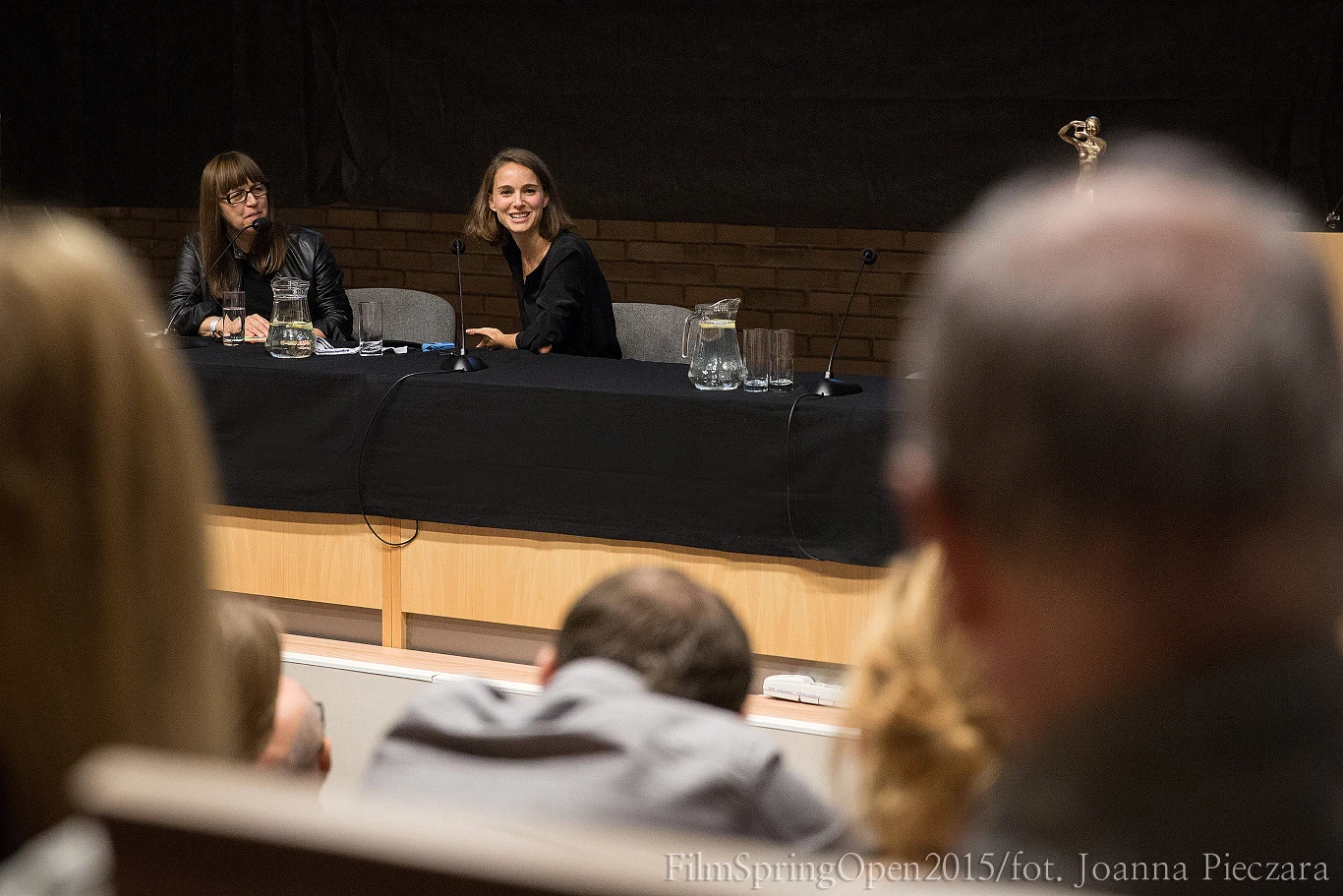 Podczas spotkania z Portman, które prowadziła Ewa Puszczyńska, debiutująca reżyserka podzieliła się licznymi doświadczeniami z pracy na planie swojego filmu. - Chemia między współpracownikami jest wszystkim. Nie ma sensu czegoś robić, jeżeli nie czerpiesz z tego przyjemności. Nie wierzę w to, że robienie filmu powinno być bolesne. Film jest owocem miłości, a nie cierpienia - tłumaczyła młodszym kolegom Natalie Portman. Podkreśliła, że przechodzi tę samą drogę, co każdy debiutant.

 