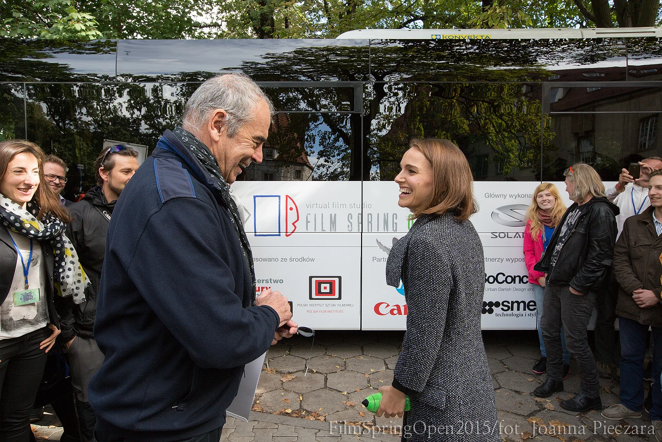 Aktorkę zachwycił Kraków. - Fantastycznie być tutaj, nigdy wcześniej nie byłam w Polsce! Moja rodzina z obu stron ma polskie korzenie, więc to niesamowite wyobrazić sobie, że mogłam się tu urodzić. Bardzo poruszające być tu ze Sławkiem, który jest dla mnie jak rodzina, i zobaczyć jego wspaniały projekt Film Spring Open. To naprawdę niesamowita idea - mówiła.

 