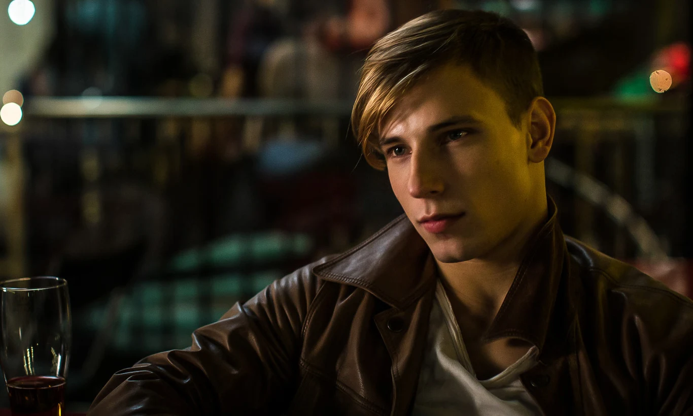 - Postawiliśmy na twarze mało znane, wierząc, że one właśnie dodadzą filmowi świeżości, młodości. Poza tym z nieznanym aktorem łatwiej utożsamić się widzowi - tłumaczył obsadową decyzje producent "Miasta 44" Michał Kwieciński.

Partnerująca Pawłowskiemu Zofia Wichłacz otrzymała za swój występ nagrodę dla najlepszej aktorki na Festiwalu Filmowym w Gdyni. 

Po sukcesie "Miasta 44" Pawłowskiego oglądaliśmy na kinowym ekranie w filmie "Warsaw By Night".

- Konrad jest jedynakiem, pod dużym wpływem matki; przeszkadza mu jej nadopiekuńczość, chce się od niej odciąć, uwolnić - tak aktor charakteryzował swego bohatera.

- Młody człowiek, także młody aktor, lubi swobodę. Myślę, że pani reżyser obdarzyła mnie jakąś formą zaufania, a gdy je poczujesz, bardziej wierzysz w to, co proponujesz - Pawłowski chwalił współpracę z reżyserką Natalią Koryncką-Gruz.