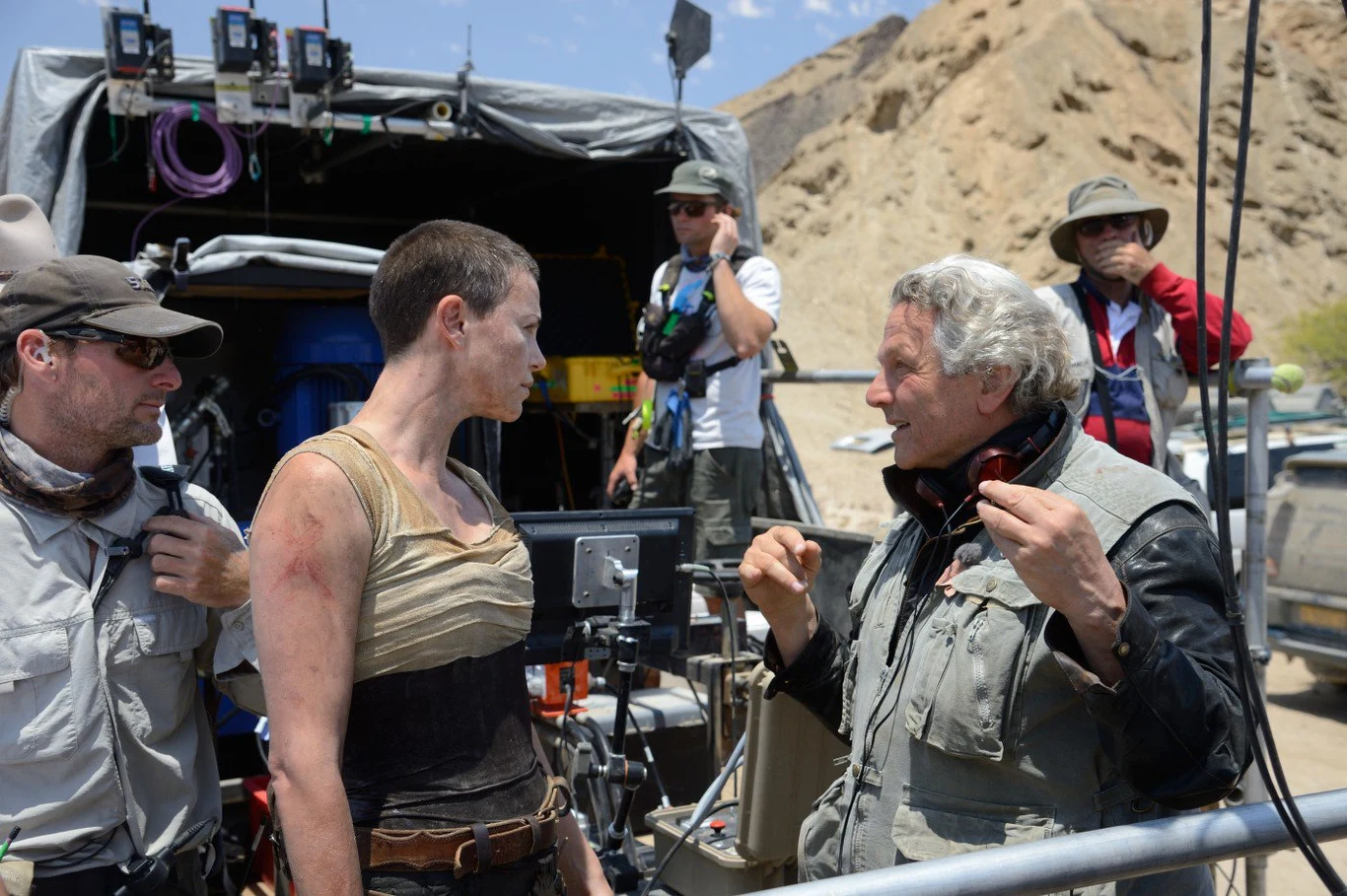 Charlize Theron (L) i reżyser George Miller (P) na planie filmu "Mad Max: Na drodze gniewu"