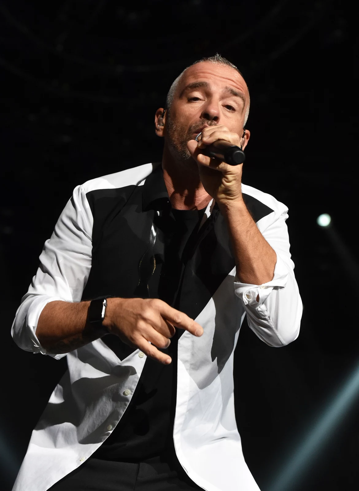 Eros Ramazzotti swoją przygodę z muzyką rozpoczął w 1981 roku udziałem w Konkursie Nowych Głosów w Castrocaro Eros Ramazzotti swoją przygodę z muzyką rozpoczął w 1981 roku udziałem w Konkursie Nowych Głosów w Castrocaro