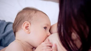 Im rzadziej mama przystawia dziecko do piersi, tym mniej produkują one mleka