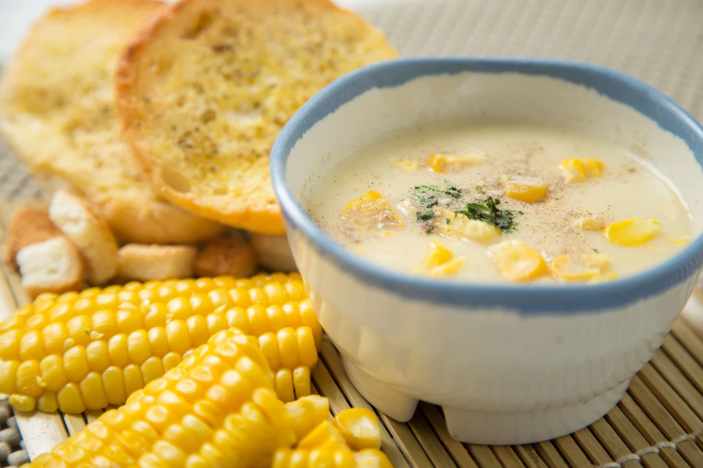 Zamiast mąki do zagęszczenia zupy możesz użyć lekkich zamienników: zmiksuj ugotowanego w zupie ziemniaka lub cukinię
