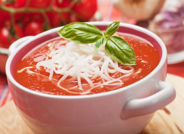Zupa pomidorowa smakuje świetnie z makaronem i bazylią