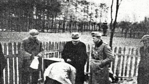 Jedno z wielu zdjęć zamieszczanych jesienią 1939 r. przez prasę hitlerowską – odkrywanie zwłok zabitych przez Polaków swych niedawnych sąsiadów