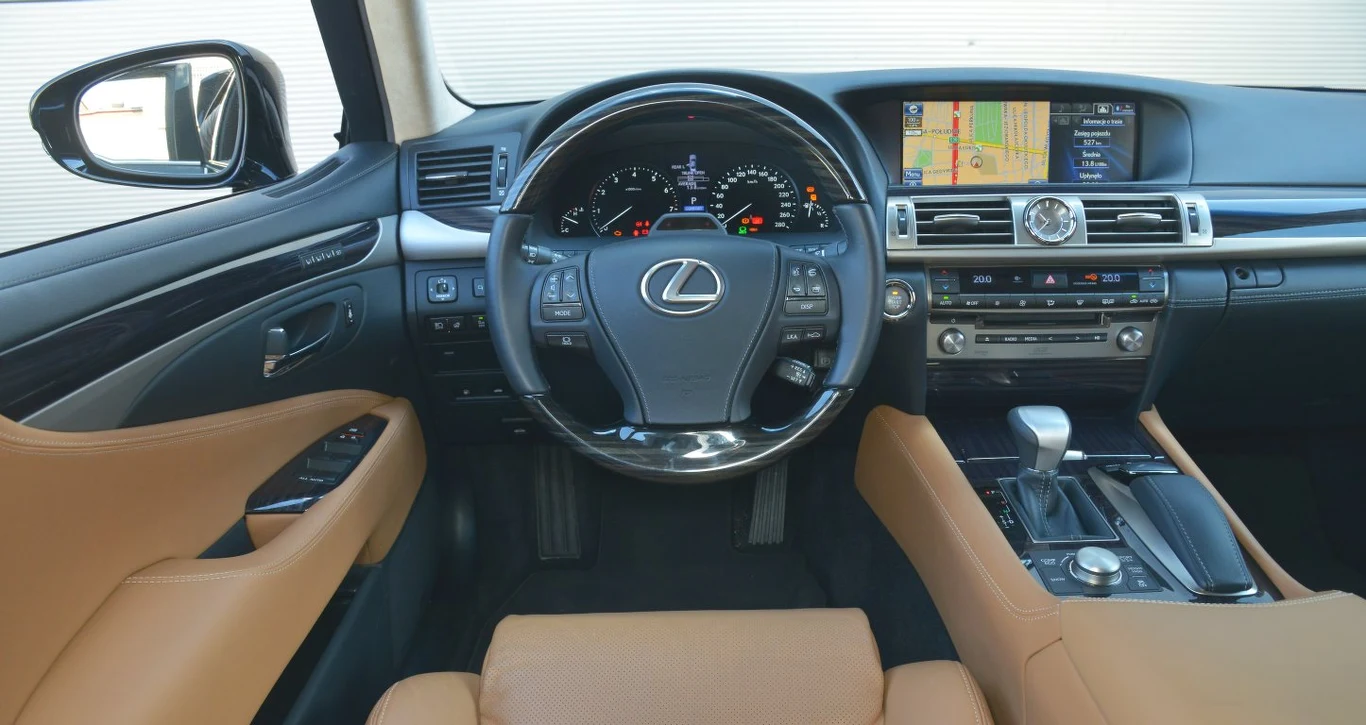 Wysoka jakość wykonania. Obsługa jest zbyt skomplikowana ze względu na przyciski porozrzucane po desce rozdzielczej. Wysoka jakość wykonania. Obsługa jest zbyt skomplikowana ze względu na przyciski porozrzucane po desce rozdzielczej.