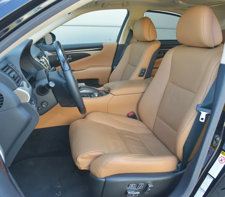 Fotele są komfortowe, ale nie trzymają w zakrętach i umieszczono je zbyt wysoko. Fotele są komfortowe, ale nie trzymają w zakrętach i umieszczono je zbyt wysoko.