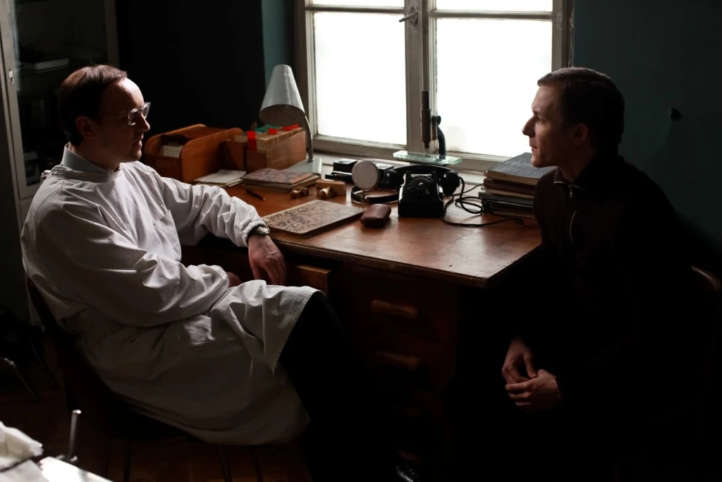 Adam Woronowicz i Filip Pławiak w filmie "Czerwony pająk"