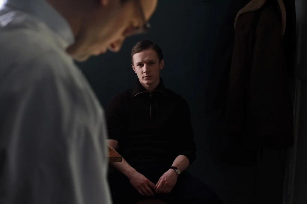 Adam Woronowicz i Filip Pławiak w filmie "Czerwony pająk"