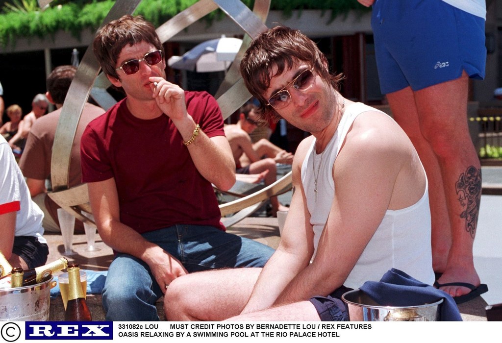 Liam i Noel Gallagherowie (Oasis) w 2001 roku - fot. Bernadette Lou