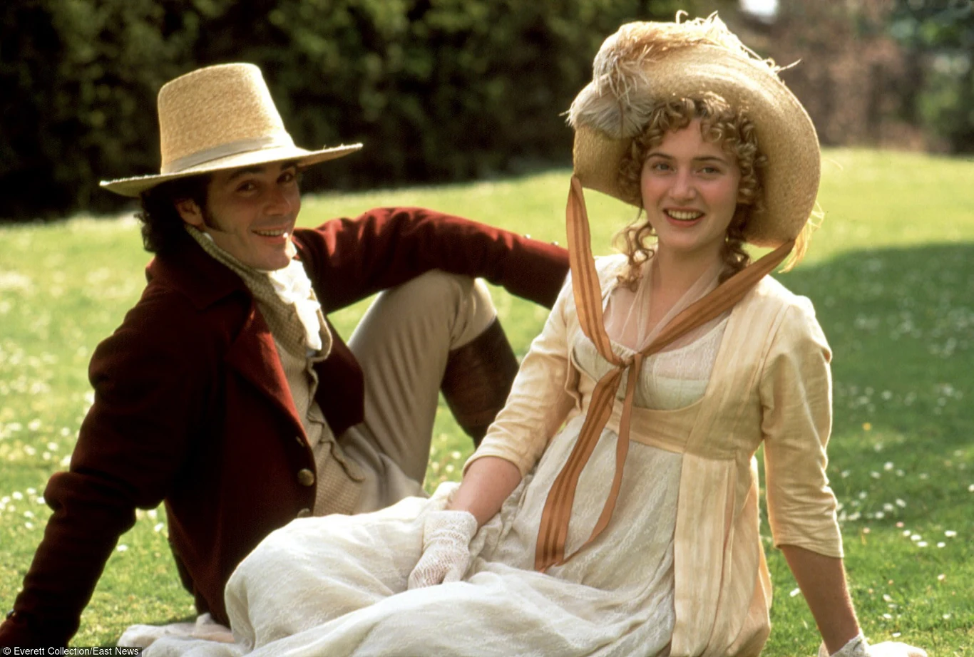 "Mam taki kaprys, że zamierzam spędzić ten dzień w bikini" - Kate Winslet przyznała w marcu w śniadaniowym programie "Lorraine", jak chce świętować 40. urodziny. "Nie wiem, skąd mi się to wzięło, ale chcę [w ten dzień] czuć się świetnie" - dodała Winslet. Z okazji okrągłego jubileuszu przypominamy wszystkie (!) kinowe wcielenia brytyjskiej aktorki.

Ekranowym debiutem Kate Winslet była film Petera Jacksona "Niebiańskie istoty" (1994) - oparty na prawdziwej i głośnej w Nowej Zelandii historii morderstwa z 1954 roku, dokonanego przez dwie nastoletnie dziewczyny. Kate Winslet (P) partnerowała na ekranie debiutantka Melanie Lynskey (L).
 
W 1995 r. Winslet wystąpiła w roli Marianne Dashwood w "Rozważnej i romantycznej" w reżyserii Anga Lee. 

Za tę rolę otrzymała swoją pierwszą nominację do nagrody Amerykańskiej Akademii Filmowej i została również nominowana do Złotego Globu. Później zdobyła także nagrodę BAFTA i Screen Actors Guild Award.

 