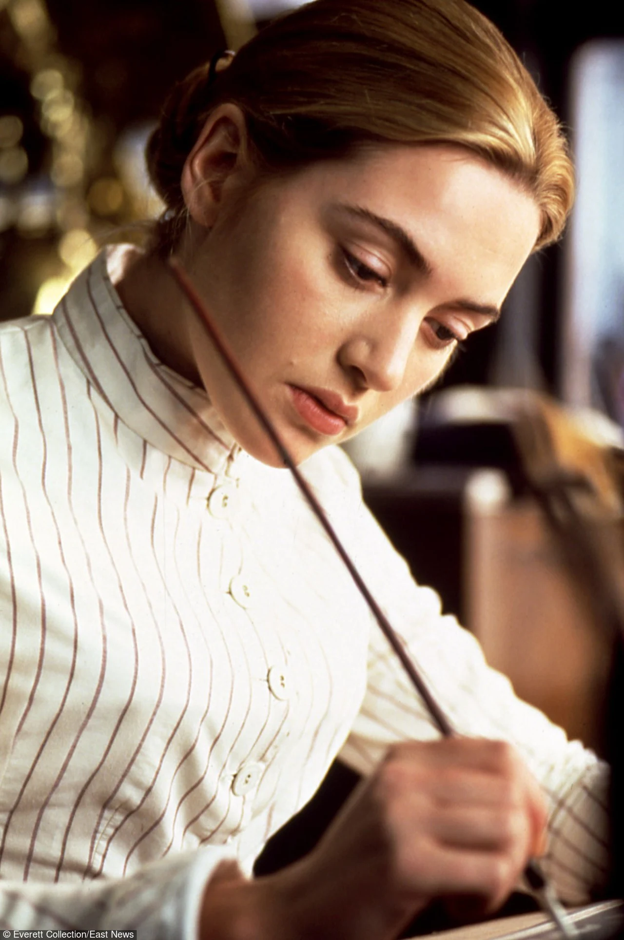 Do wiktoriańskiej Anglii Winslet wróciła w swym kolejnym filmie - "Więzach miłości" (1996) Michaela Winterbottoma opartym na książce Thomasa Hardy'ego.

Niewiele osób wie jednak, że Winslet o mało nie zrezygnowała z aktorstwa. Jej pobyt w szkole teatralnej nie był zbyt udany, ponieważ ze względu na swoją wagę była nagminnie nazywana przez kolegów i koleżanki "prosiakiem". Na przekór wszystkim nie zraziła się niepochlebnymi uwagami.

 