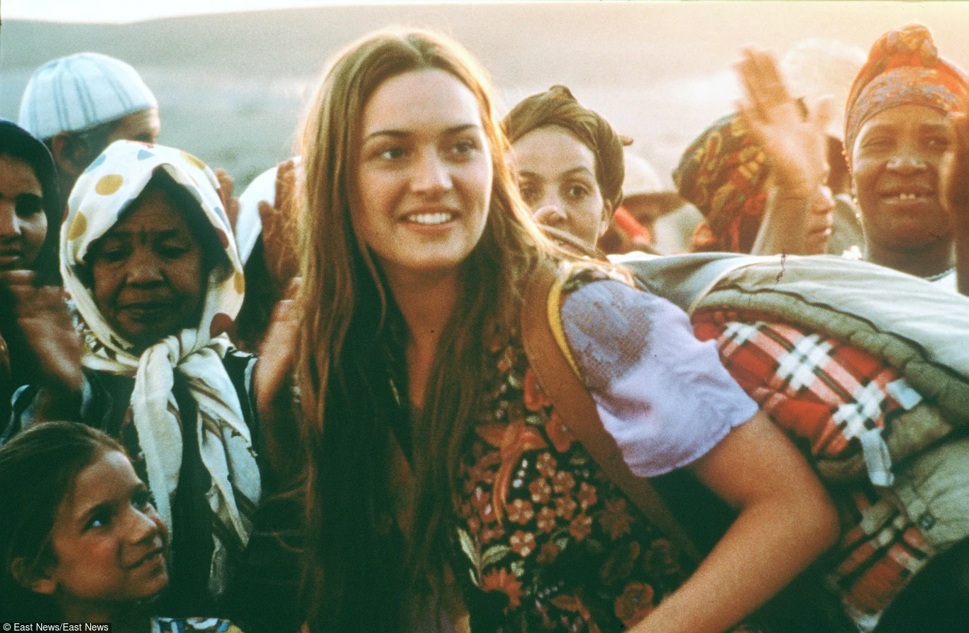 Tuz po sukcesie "Titanika" Winslet zobaczyliśmy w obrazie "W stronę Marrakeszu" (1998), którego akcja rozgrywa się w apogeum czasów hipisowskich. 

Grana przez aktorkę Julia ucieka z szarego Londynu do egzotycznego Maroka w poszukiwaniu szczęścia i wolności. W Marrakeszu zakochuje się w przypadkowo napotkanym mężczyźnie...
 