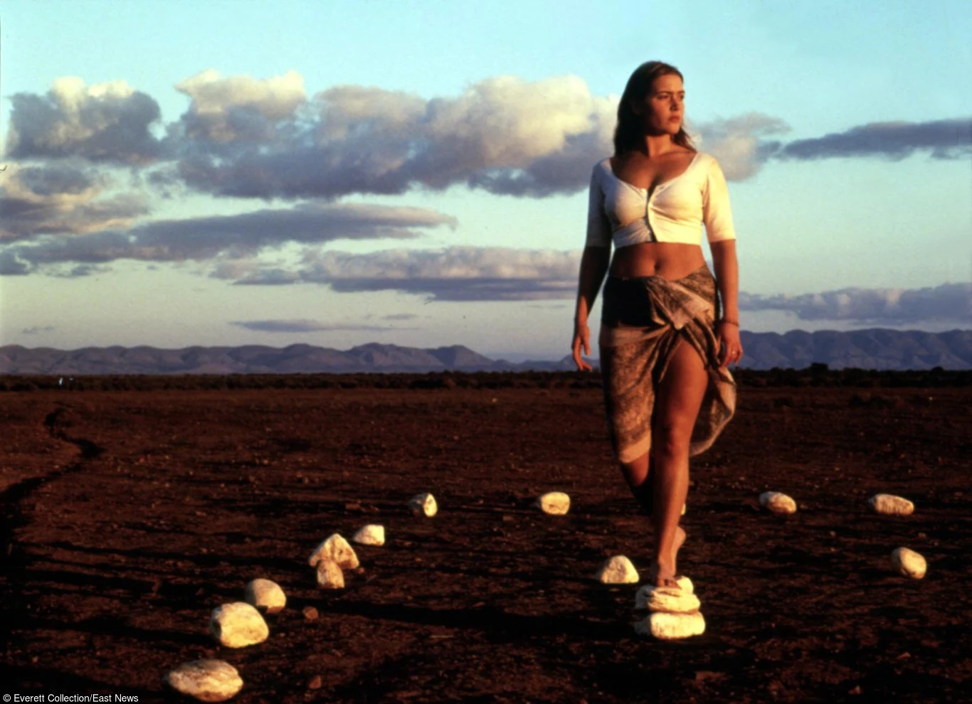 Po filmowej wyprawie do Maroka w kolejnym ekranowym wcieleniu Kate Winslet wyruszyła do Indii. W Świętym dymie" (1999) Jane Campion zagrała młodą dziewczynę, która w poszukiwaniu nowej duchowości trafi do sekty dowodzonej przez ekscentrycznego guru.

- Inteligencja Kate opiera się na emocjach. Kate reaguje bardzo emocjonalnie na różne rzeczy - wynika to z jej młodego wieku - potrafi też te emocje w sposób bardzo wyważony przedstawić na ekranie. Nie spotkałyśmy wcześniej żadnej aktorki o takim emocjonalnym natężeniu - mówiła o Brytyjce producentka filmu Jan Chapman.

 