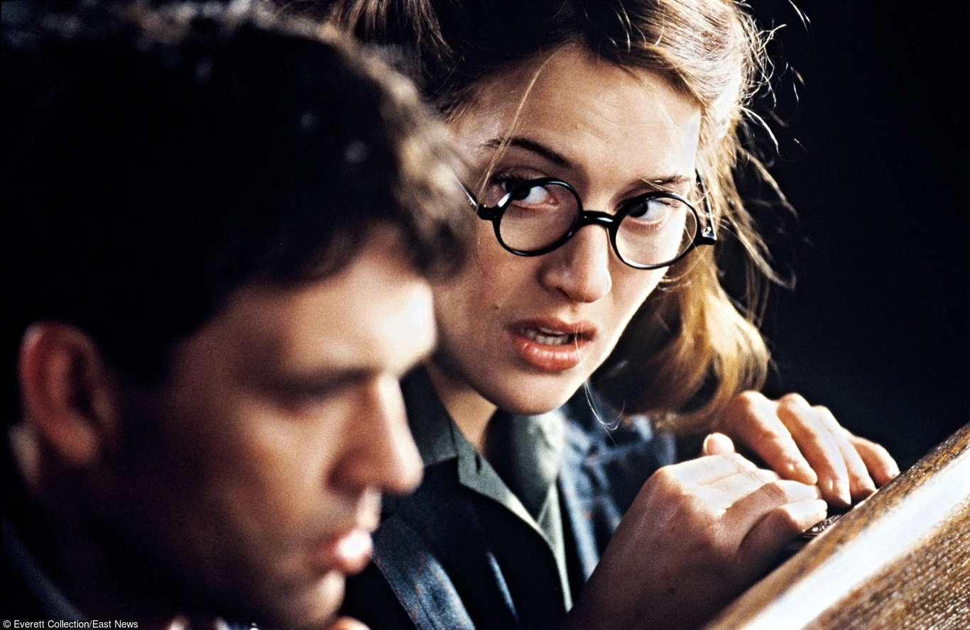 W 2001 roku Kate Winslet ubrała okulary w filmie Michaela Apteda "Enigma".
Akcja obrazu rozgrywała się w czasie II wojny światowej w środowisku elitarnego zespołu kryptologów pracujących w centrum łamania szyfrów Bletchley Park.

- Hester jest inteligentną kobietą, świadomą, że jej intelekt nie jest w Bletchley Park wystarczająco wykorzystany. Jest pracownikiem administracyjnym i nie ma pojęcia o łamaniu szyfrów. Na początku jej postać jest raczej anonimowa i przeciętna. W miarę rozwoju akcji, jak kameleon zmienia barwy, ujawniając swą urodę, seksowność, inteligencję i odwagę - tak Kate Winslet mówiła o swojej postaci.

 