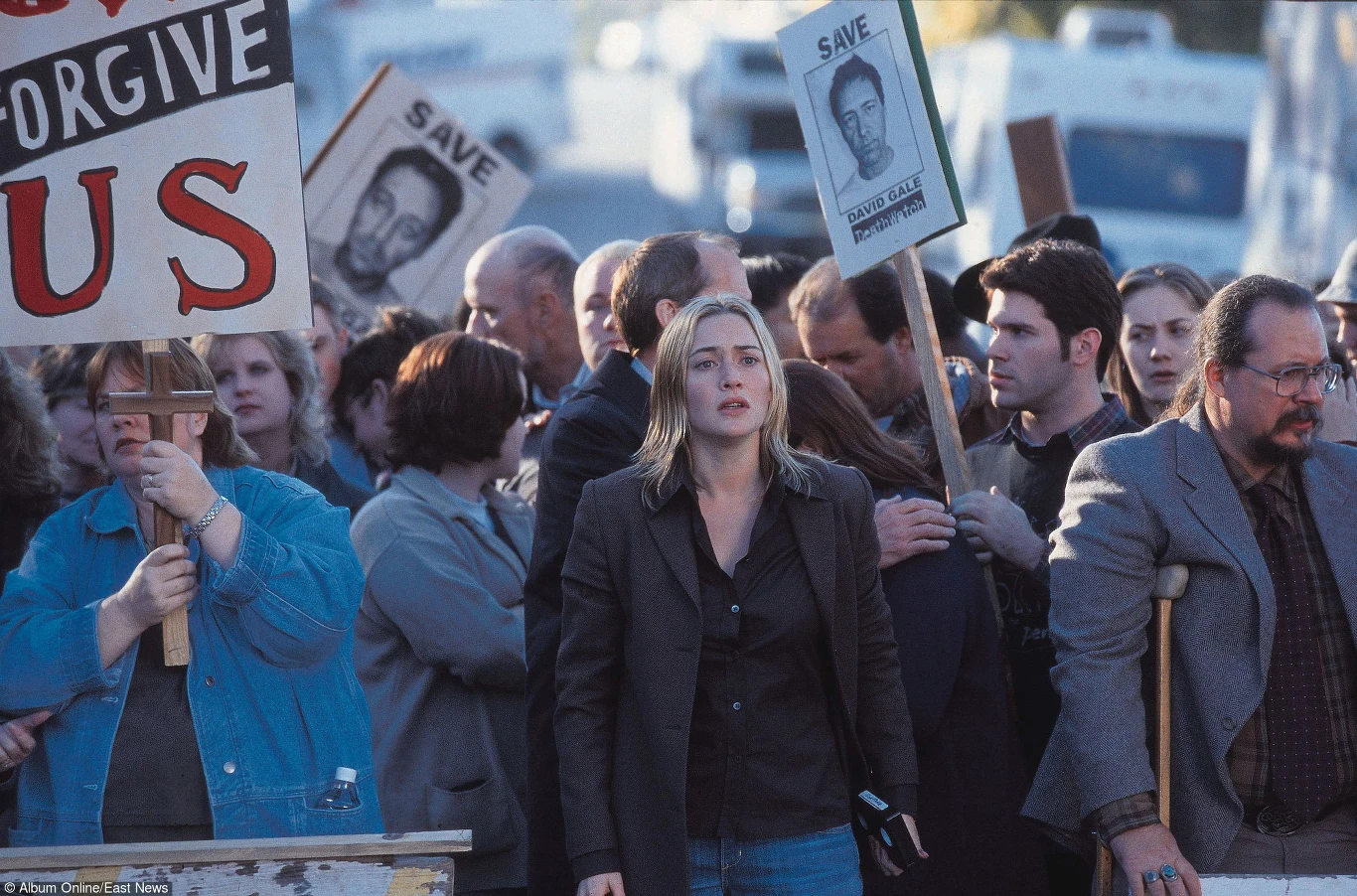 W 2003 roku aktorkę oglądaliśmy w thrillerze Alana Parkera "Życie za życie".
Winslet wcieliła się w postać dziennikarki Bitsey Bloom, która postanawia opowiedzieć historię profesora uniwersytetu w Teksasie (Kevin Spacey), który od lat aktywnie działał na rzecz zniesienia kary śmierci. Jednak pewnego dnia sam trafia do celi śmierci skazany za gwałt i morderstwo.

 
