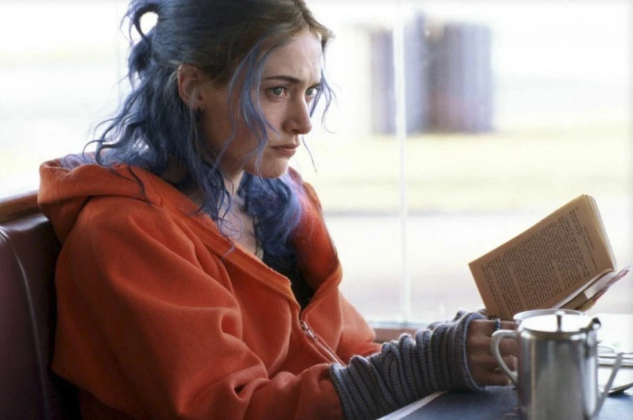 Nagrodzony Oscarem za scenariusz film Michela Gondry'ego "Zakochany bez pamięci" (2004) to zwariowana opowieść o miłości. Rolą ekscentrycznej Clementine Winslet ponownie przełamała swój wizerunek - dojrzałej i poukładanej aktorki, jaki widzowie znali z jej wcześniejszych filmów. Kreacja ta przyniosła jej kolejne nominacje do Oscara, BAFTY i Złotego Globu.

- Marzyłam o głównej roli w niebanalnej, romantycznej historii o kochankach z emocjonalnymi problemami. Wcielenie się w filmową Clementine stanowiło duże wyzwanie. Jest zabawna, niezwykła i ekscentryczna! Różnimy się, choć w wielu aspektach jest do mnie trochę podobna. Sama czasem bywam szajbuską z niewyparzoną gębą. Jednak ostatecznie, mimo kolejnych zmian koloru włosów i dziwacznego zachowania Clementine to wrażliwa, nieśmiała osoba, która próbuje odnaleźć siebie - tak Winslet charakteryzowała swoją bohaterkę.