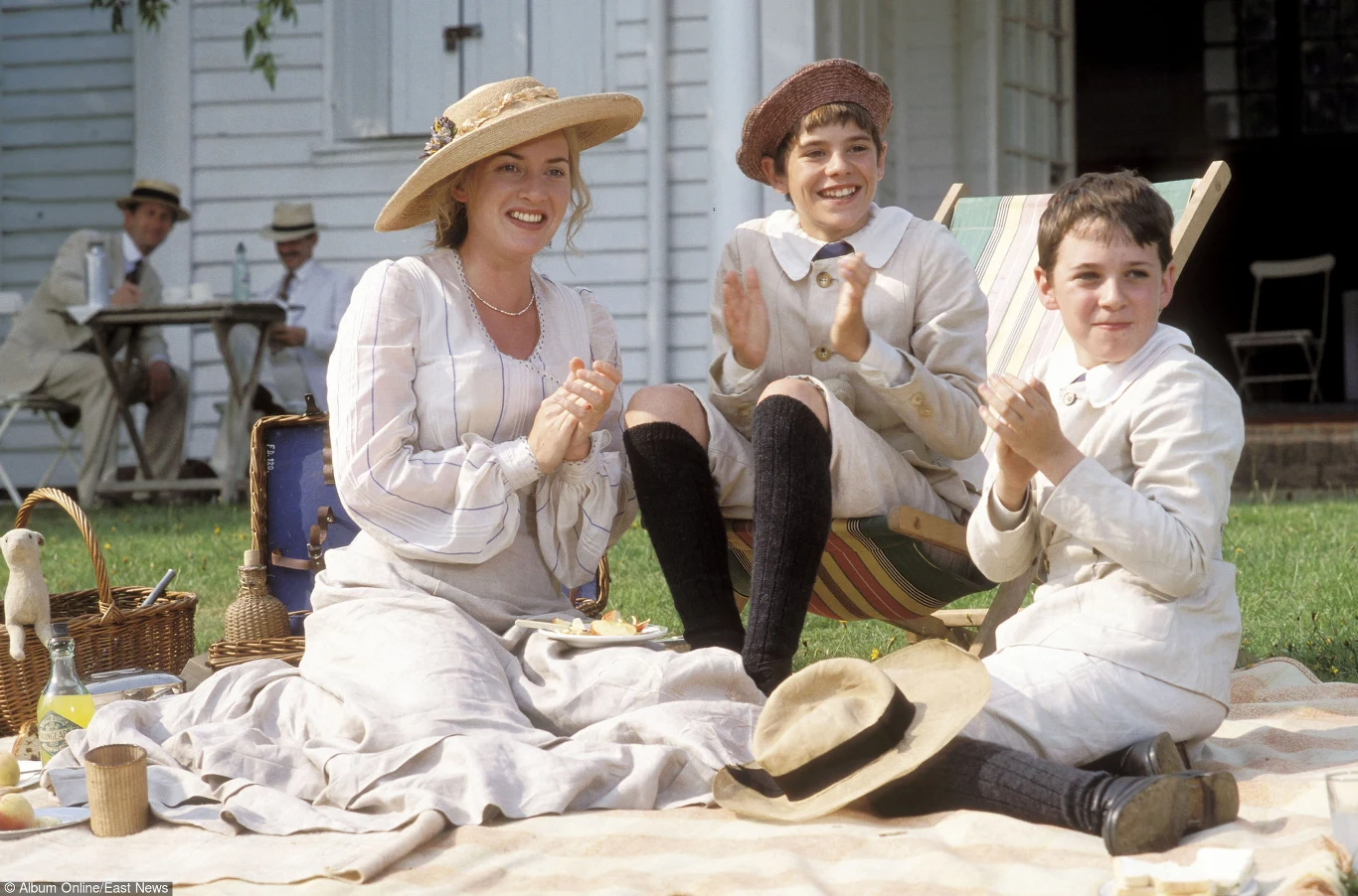 Oscarowy "Marzyciel" w reżyserii Marca Forstera opowiadał o kulisach powstawania jednego z najpopularniejszych utworów dla dzieci, "Piotrusia Pana". 

Akcja filmu rozgrywa się w edwardiańskim Londynie w 1903 roku. Bohaterem jest szkocki pisarz James Matthew Barrie (1860-1937). JM Barrie (Johnny Depp), pisarz u szczytu literackiej kariery, szuka natchnienia do pracy nad nową książką. Spotkanie czarującej damy (Kate Winslet), matki czwórki chłopców, pozwoli mu odnaleźć inspirację dla swojej twórczości.

 