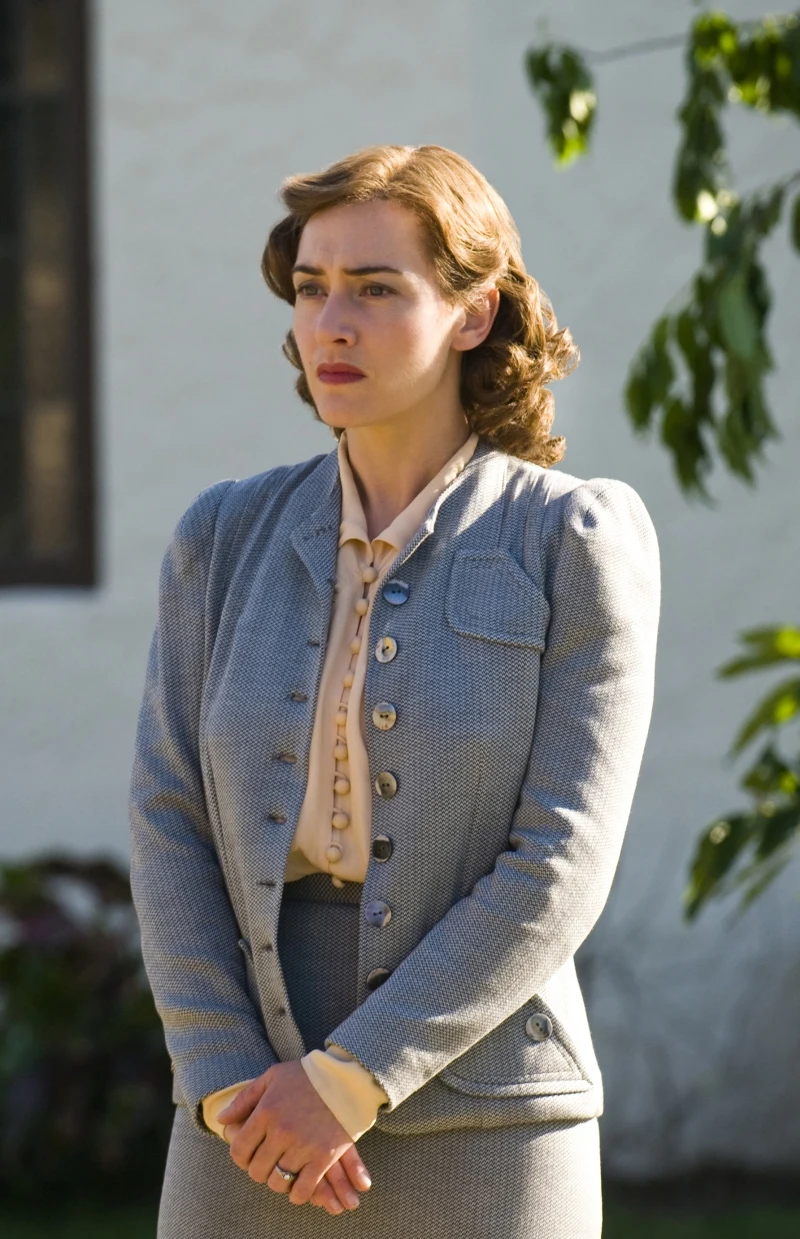 Jedną z nielicznych telewizyjnych kreacji Kate Winslet jest tytułowa rola w mini-serialu HBO "Mildred Pierce" opowiadającym o losach niezależnej kobiety, która w czasach Wielkiego Kryzysu stara się za wszelką cenę zapewnić godne życie sobie i swoim córkom.

"W tej produkcji nie ma nic w skali mini. Jej realizacja była dla mnie najtrudniejszym wyzwaniem od czasów Titanica. W ciągu 16 tygodni mogliśmy równie dobrze nakręcić dwa i pół filmu. Ten projekt bardzo dużo mnie kosztował, ale przyniósł mi także wiele satysfakcji" - wyjaśniła Kate Winslet, która za "Mildred Pierce" otrzymała Złoty Glob oraz statuetkę Emmy.

 

 