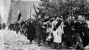 Oddziały Armii Krajowej opuszczają Warszawę po kapitulacji