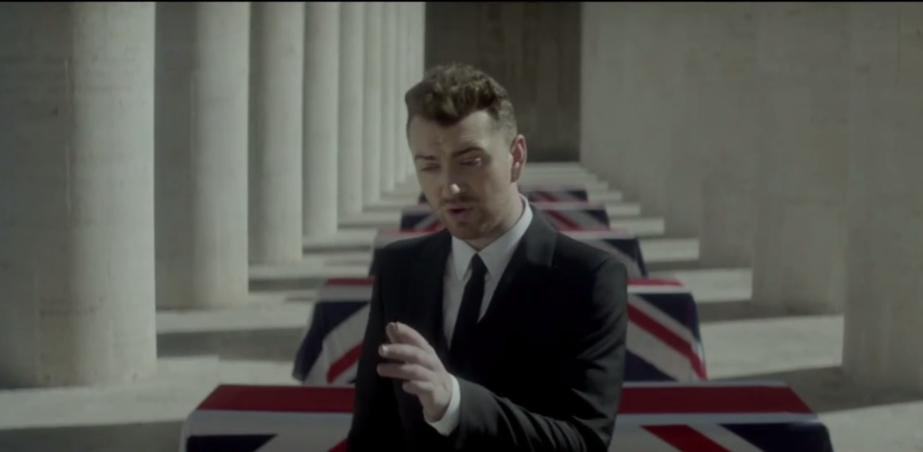 Sam Smith w teledysku "Writing's On The Wall"