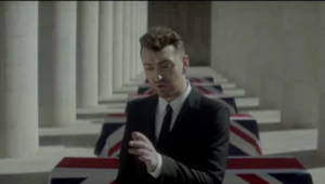 Sam Smith w teledysku "Writing's On The Wall"