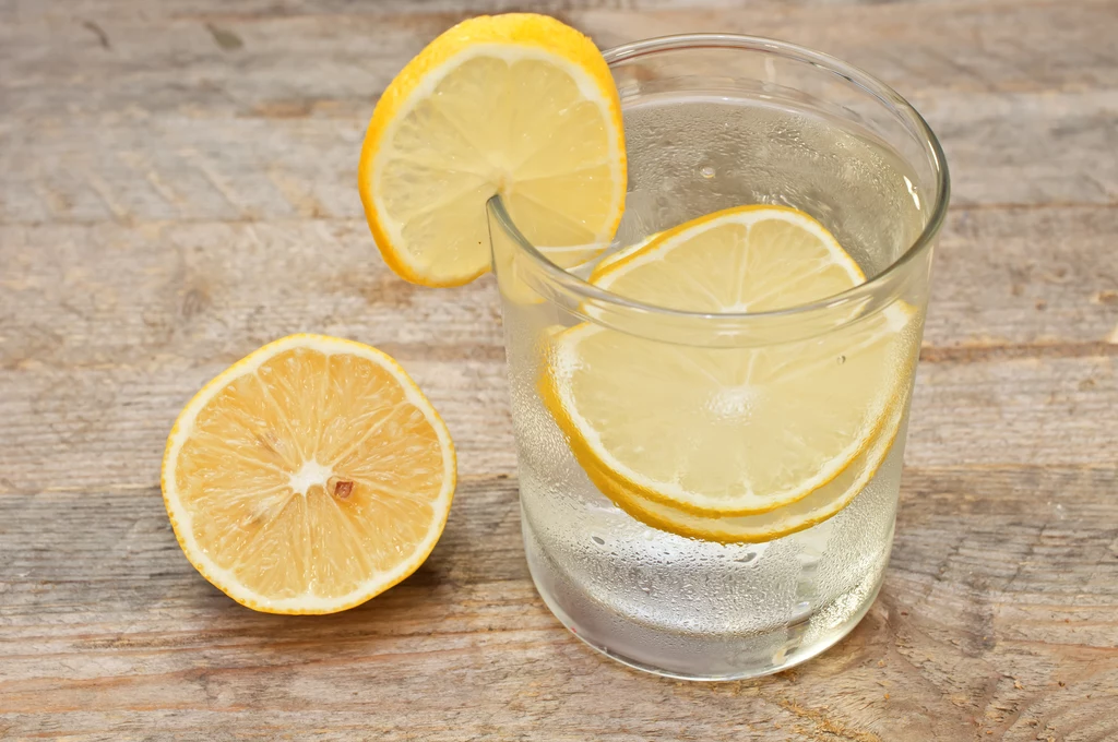 Dlaczego warto zaczynać dzień od wody z cytryną?