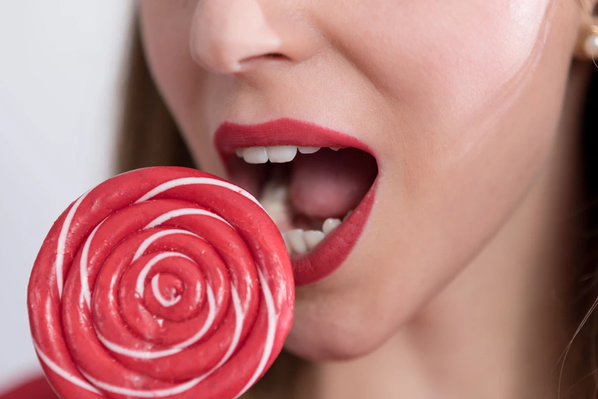 Aby pomadka lepiej się trzymała, rozprowadź na ustach odrobinę podkładu Aby pomadka lepiej się trzymała, rozprowadź na ustach odrobinę podkładu