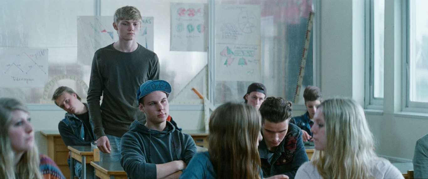 Ulrik Munther w scenie z filmu "Intruz"