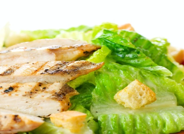 Sałata, filet z kurczaka i grzanki - niezbędne składniki Cezara!
