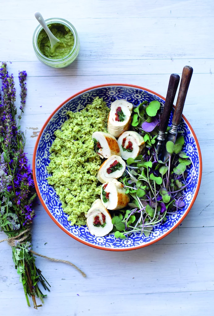 Roladki drobiowe z jarmużem i suszonym pomidorem, z kaszą jaglaną i pesto