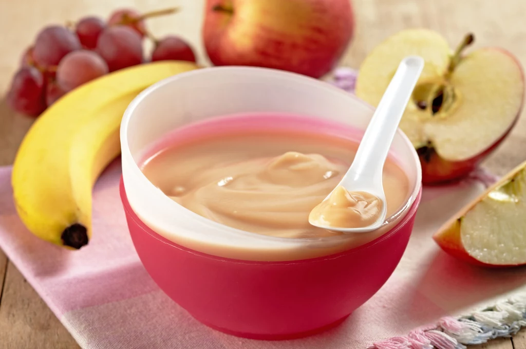 Posiłki uzupełniające (zupki, kaszki, przeciery owocowe) należy podawać malcowi łyżeczką