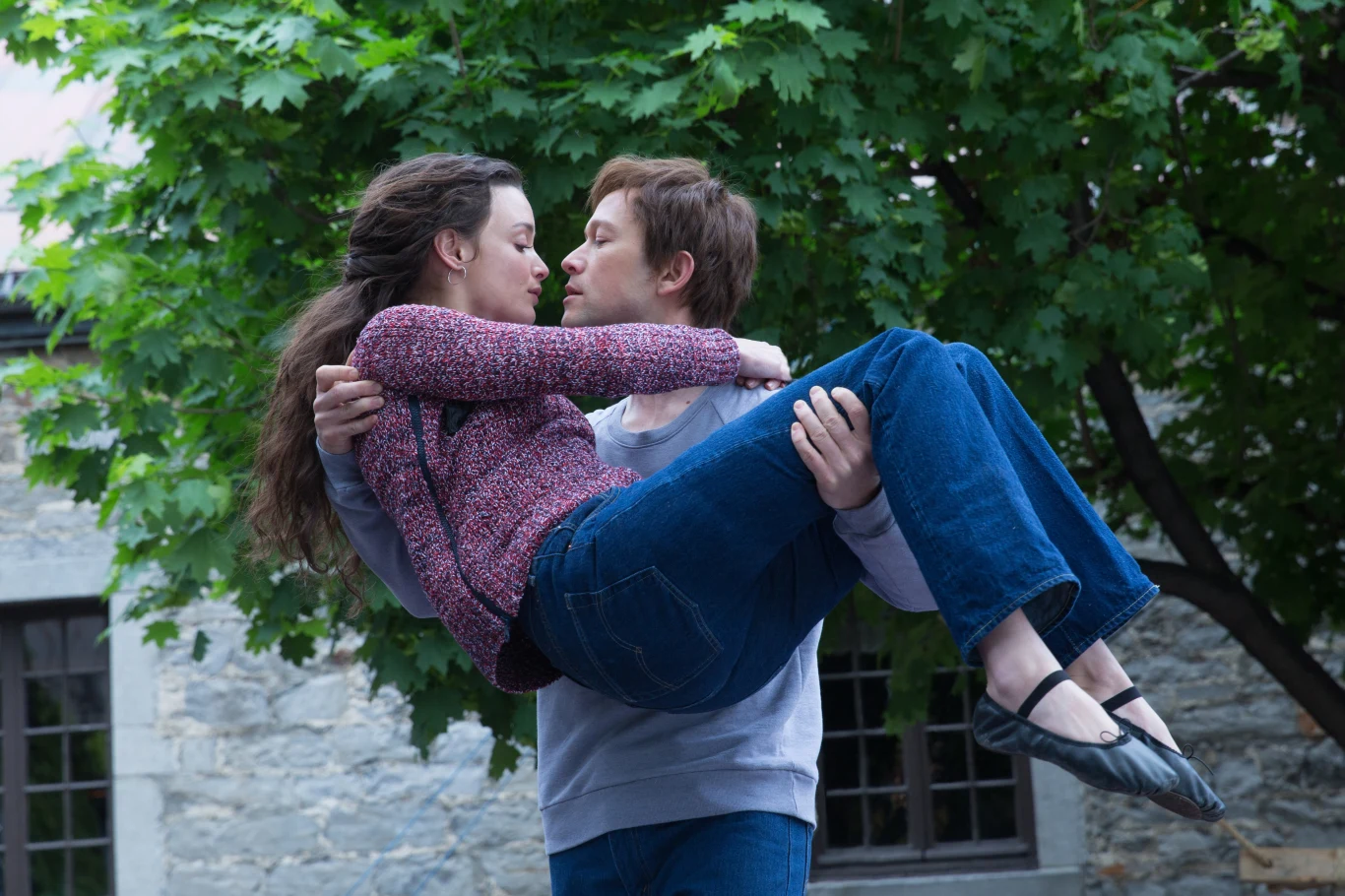 Charlotte Le Bon i Joseph Gordon-Levitt w scenie z filmu "The Walk. Sięgając chmur"