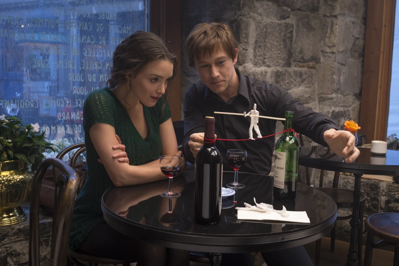 Charlotte Le Bon i Joseph Gordon-Levitt w scenie z filmu "The Walk. Sięgając chmur"