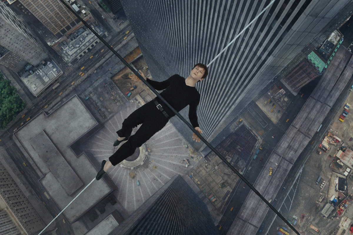 Joseph Gordon-Levitt w scenie z filmu "The Walk. Sięgając chmur"