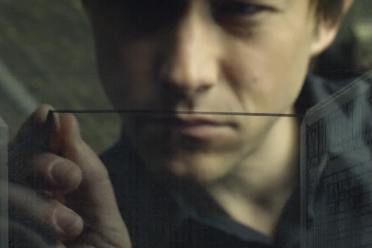 Joseph Gordon-Levitt w scenie z filmu "The Walk. Sięgając chmur"