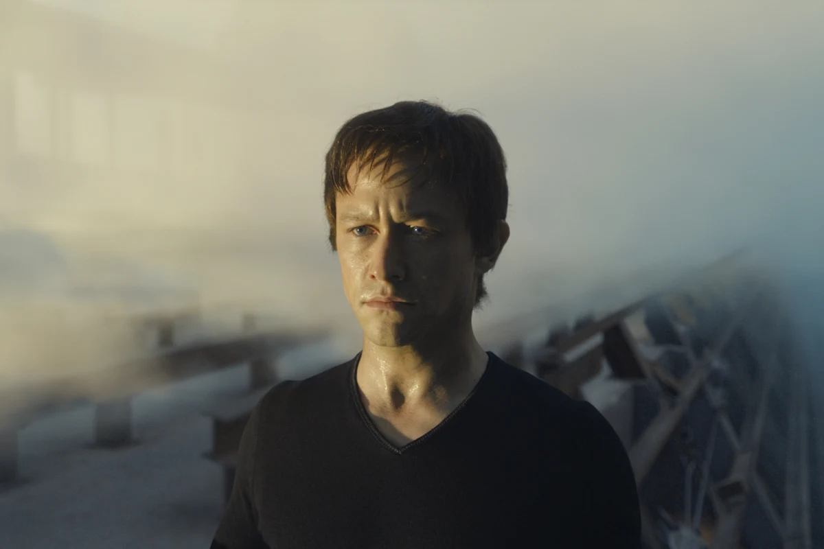 Joseph Gordon-Levitt w scenie z filmu "The Walk. Sięgając chmur"